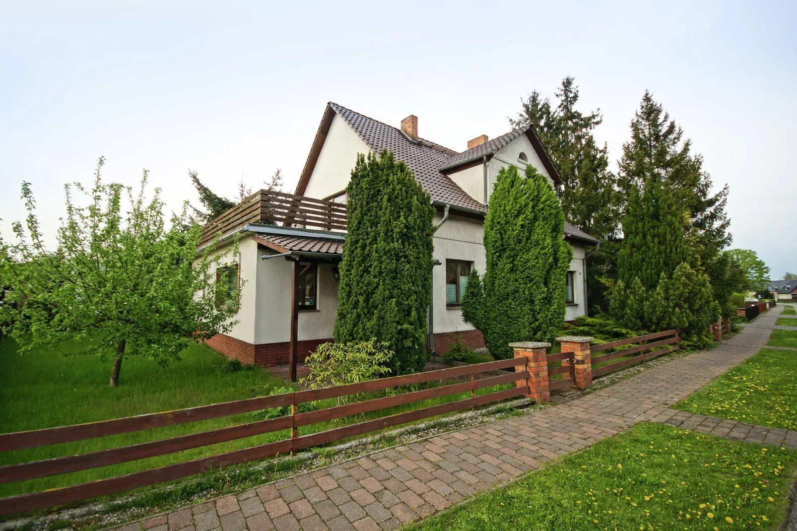 Schöne Ferienwohnung mit Terrasse-Buitenkant zomer