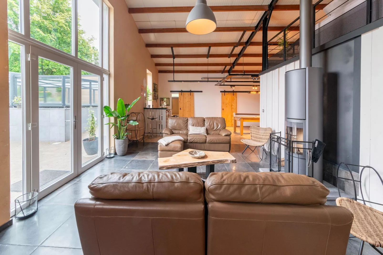 Gite à la ferme avec Piscine intérrieur  sauna et bains à remous-Woonkamer