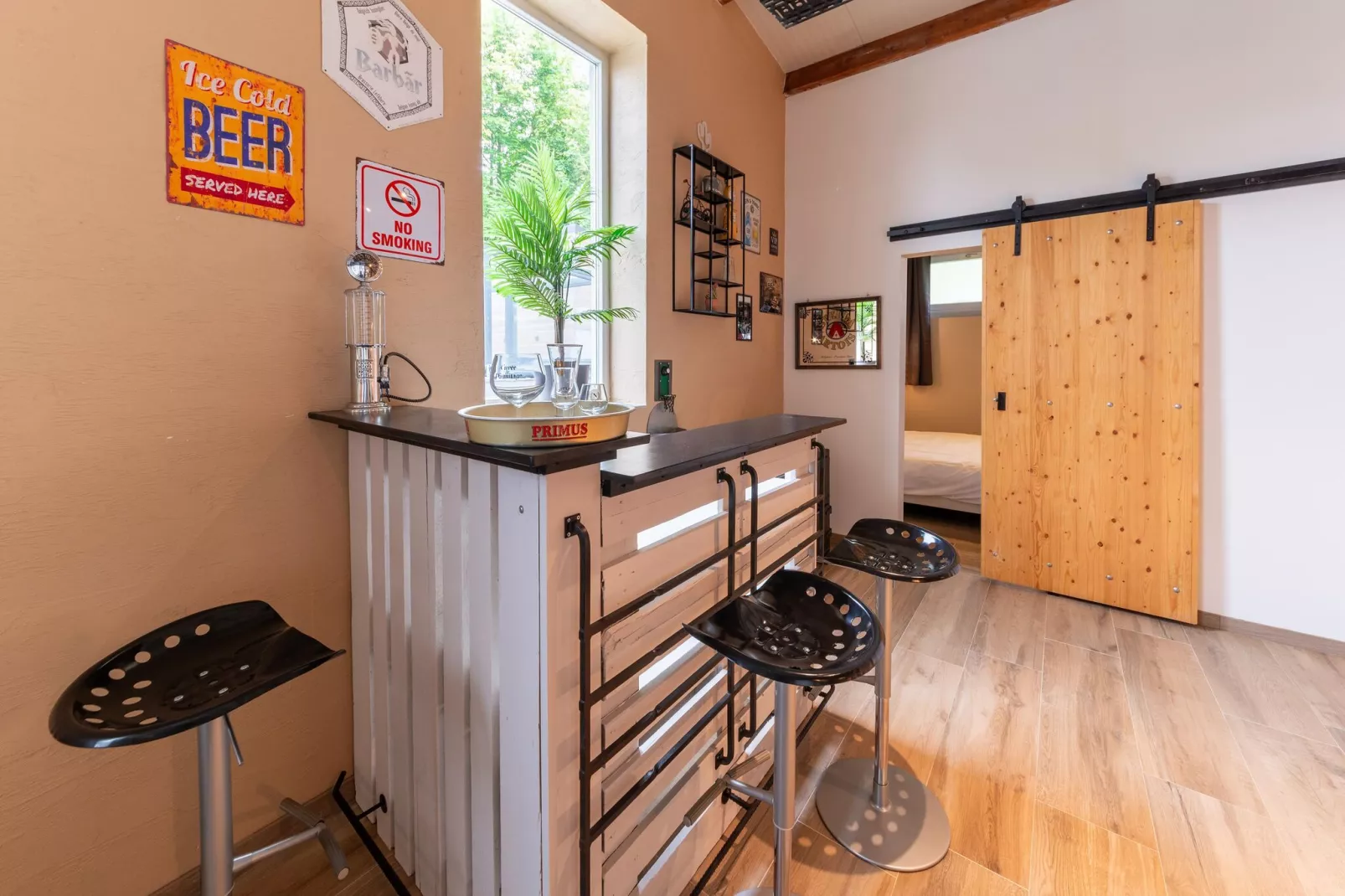 Gite à la ferme avec Piscine intérrieur  sauna et bains à remous-Woonkamer