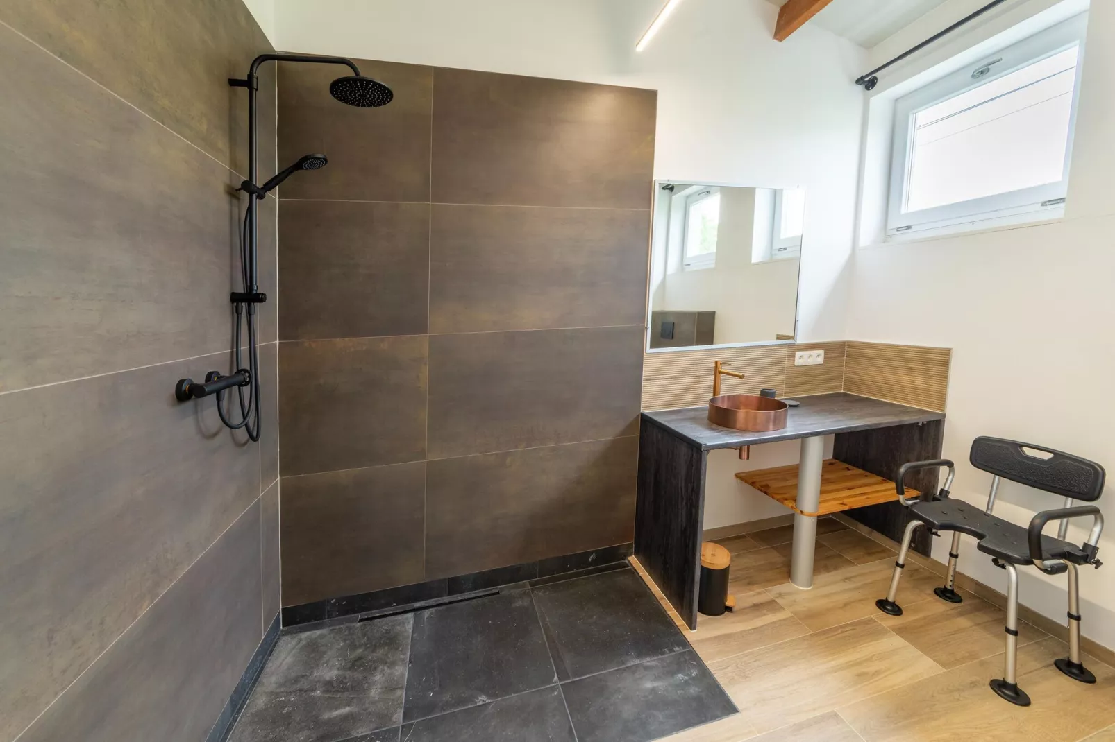 Gite à la ferme avec Piscine intérrieur  sauna et bains à remous-Badkamer