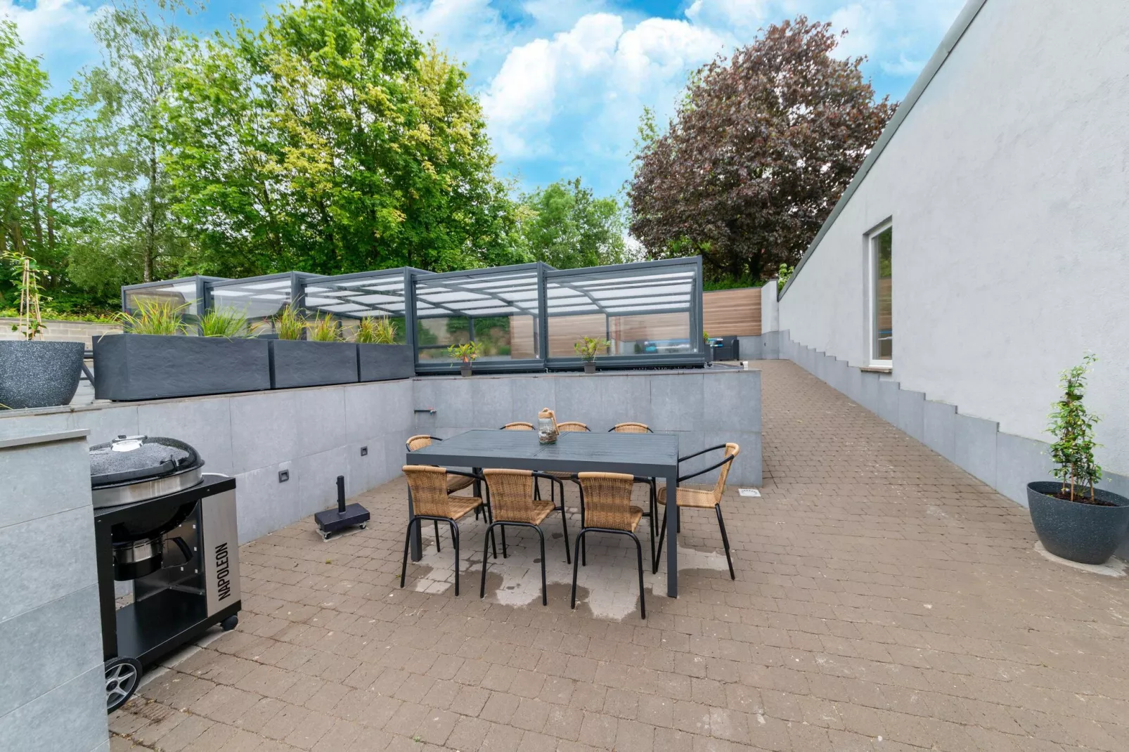 Gite à la ferme avec Piscine intérrieur  sauna et bains à remous-Terrasbalkon