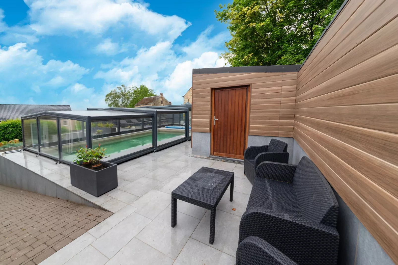 Gite à la ferme avec Piscine intérrieur  sauna et bains à remous-Terrasbalkon