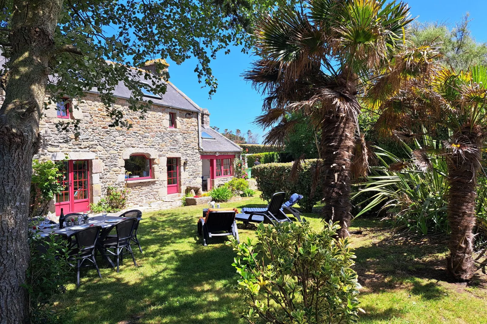 Natursteinhaus Ploudalmézeau-Portsall-Buitenkant zomer