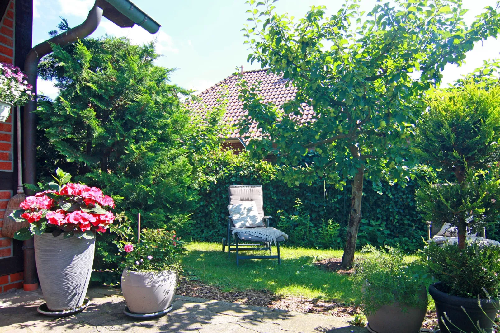 Ferienhaus mit Garten und Terrasse vor Rostock/Warnemünde-Tuinen zomer