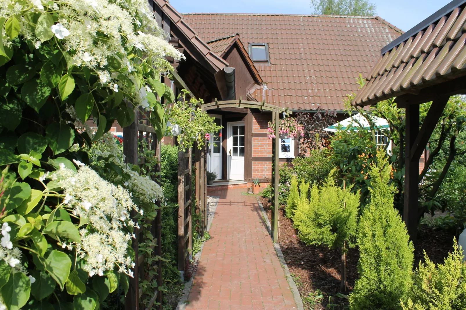 Ferienhaus mit Garten und Terrasse vor Rostock/Warnemünde-Hal-ontvangst