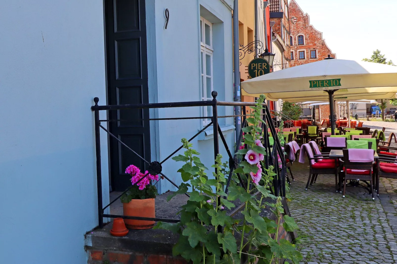 Backbord Hansestadt Wismar mit Terrasse-Gebieden zomer 1km