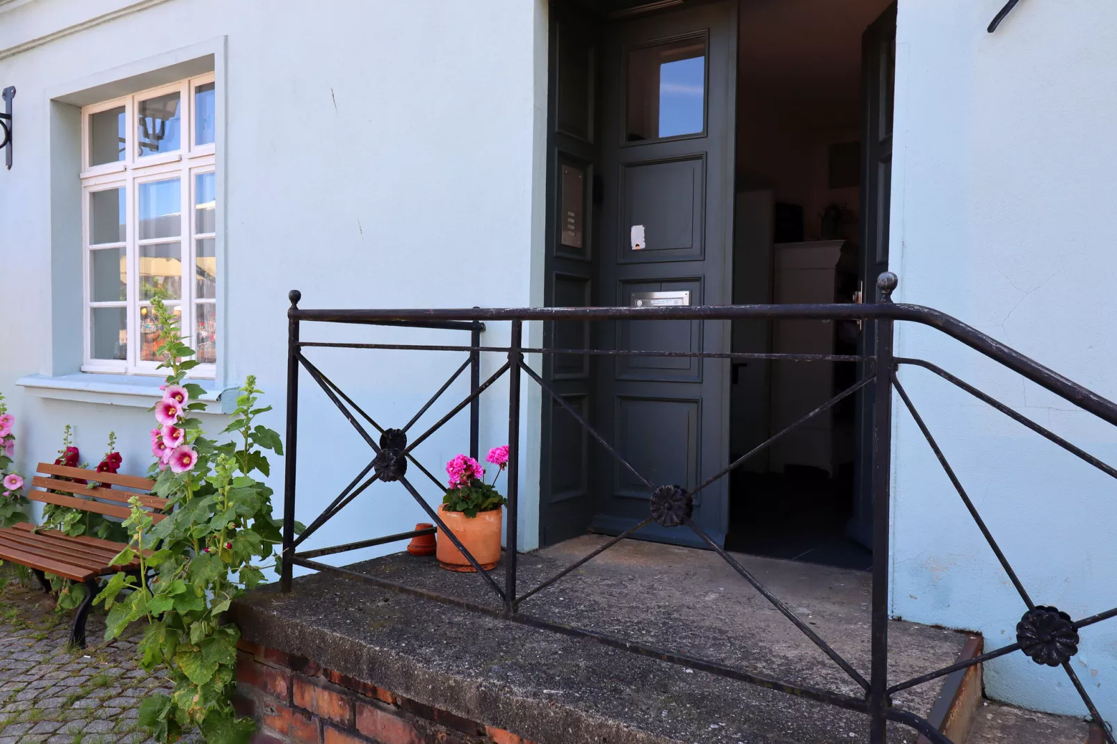 Backbord Hansestadt Wismar mit Terrasse-Buitenkant zomer