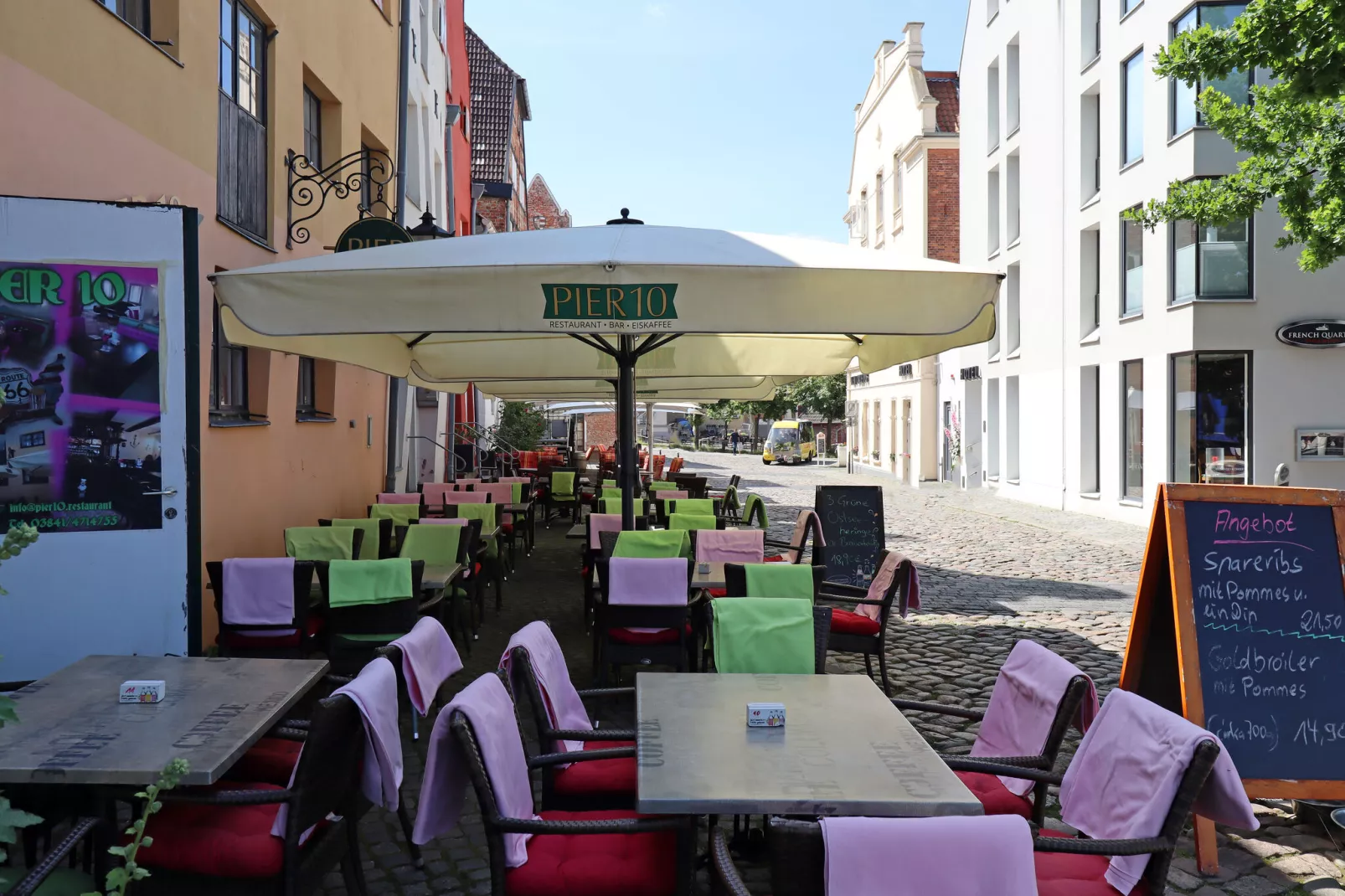 Backbord Hansestadt Wismar mit Terrasse-Gebieden zomer 1km