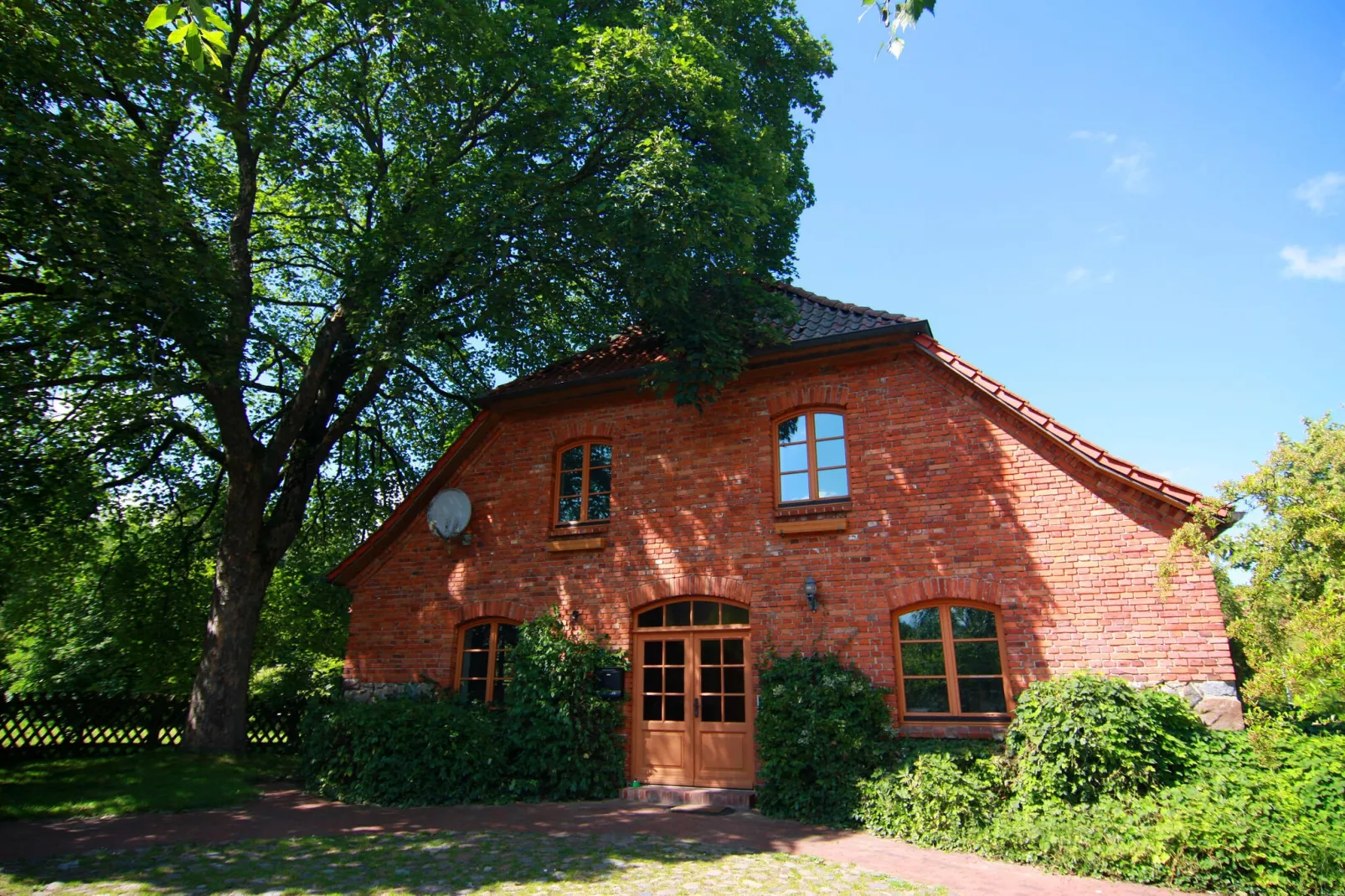 Landhausetage mit Garten-Buitenkant zomer