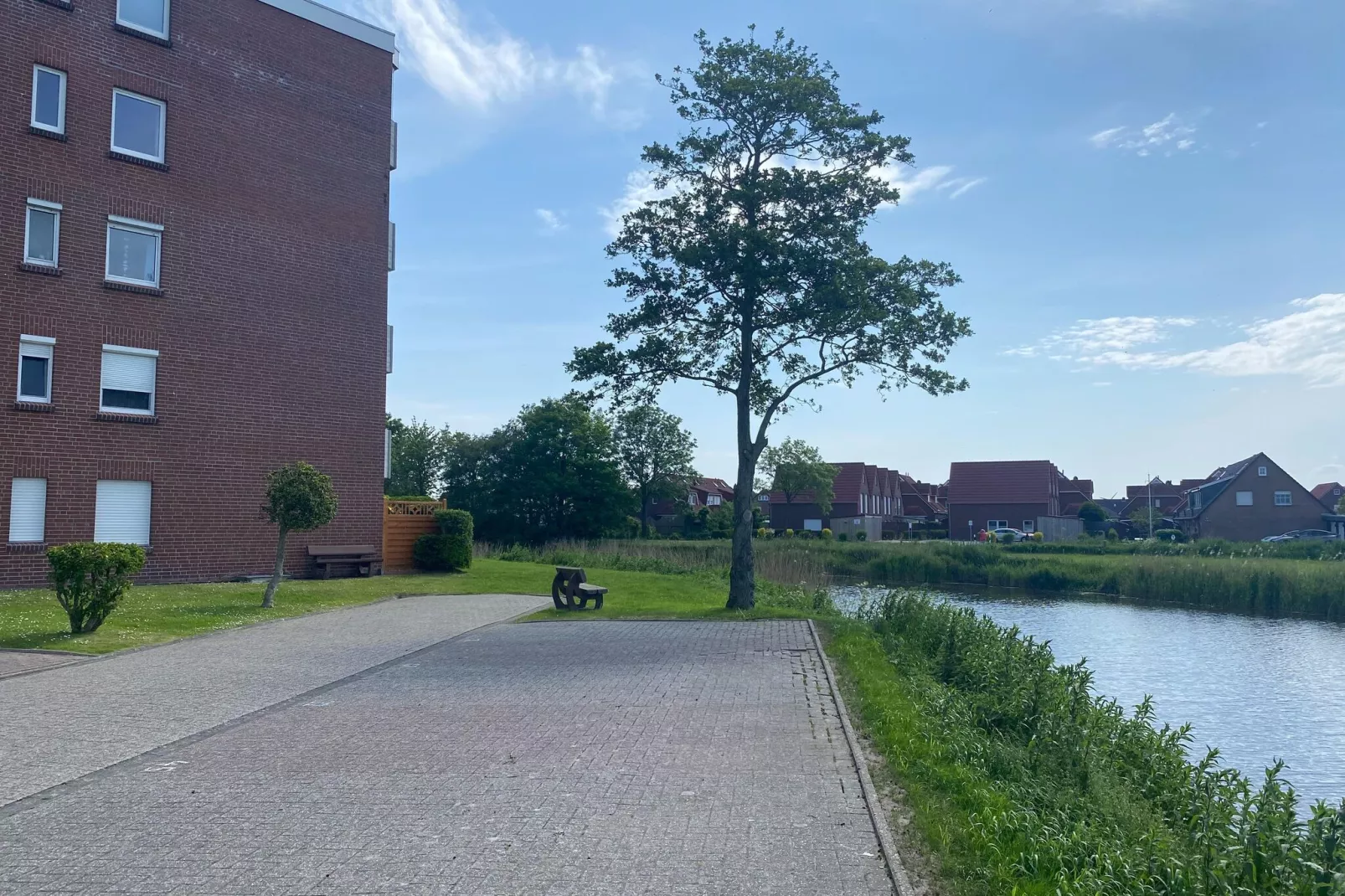 Ferienwohnung mit Balkon für Zwei in Dornumersiel-Uitzicht zomer