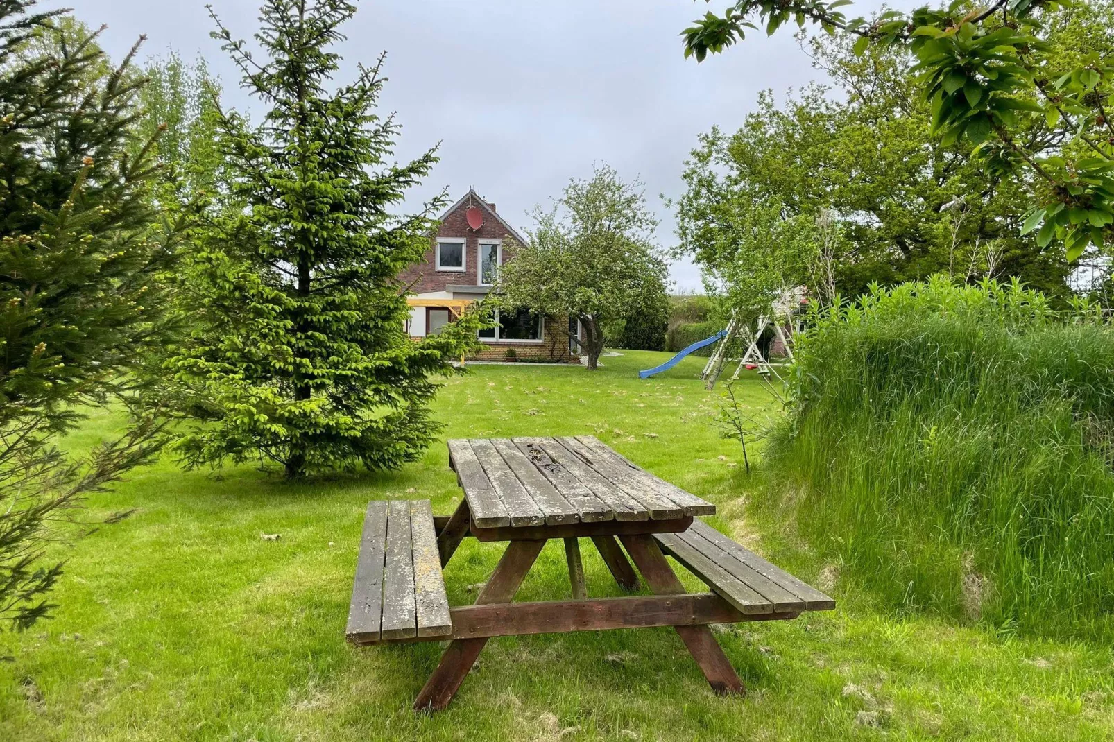 Ferienhaus mit großem Grundstück in Friederikensiel-Tuinen zomer