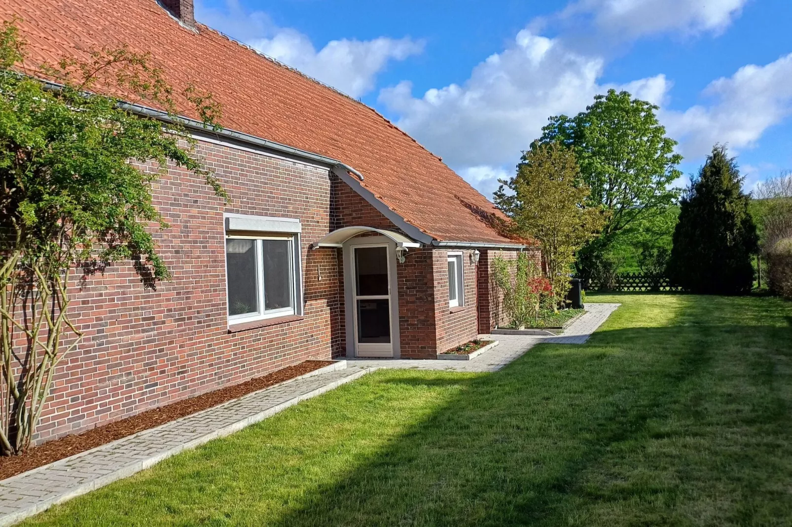 Ferienhaus mit großem Grundstück in Friederikensiel-Buitenkant zomer