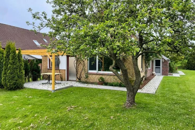 Ferienhaus mit großem Grundstück in Friederikensiel-Terrasbalkon