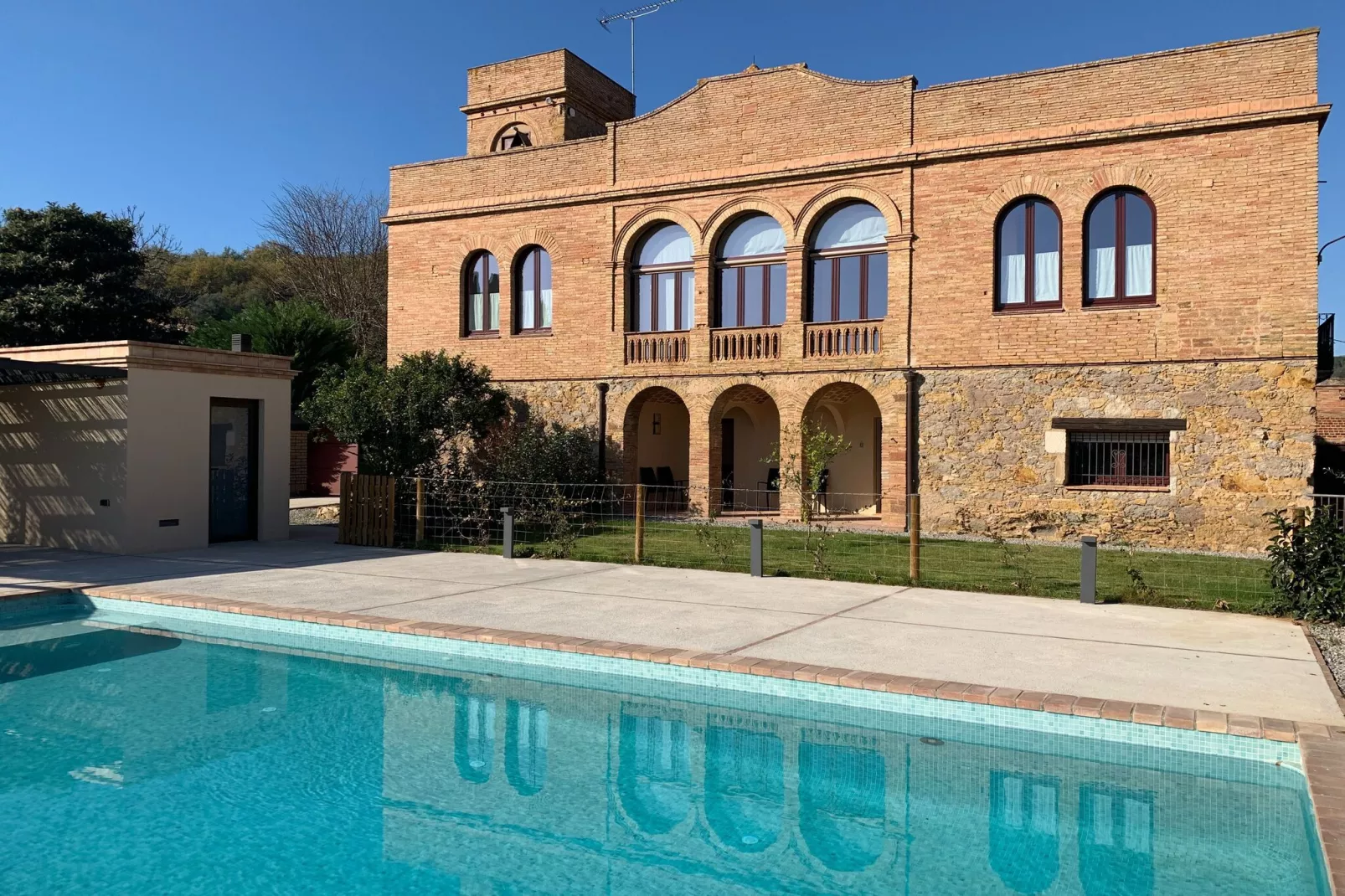 Casa con piscina en Vulpellac-Buitenkant zomer