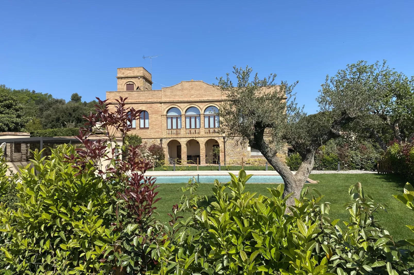 Casa con piscina en Vulpellac-Tuinen zomer