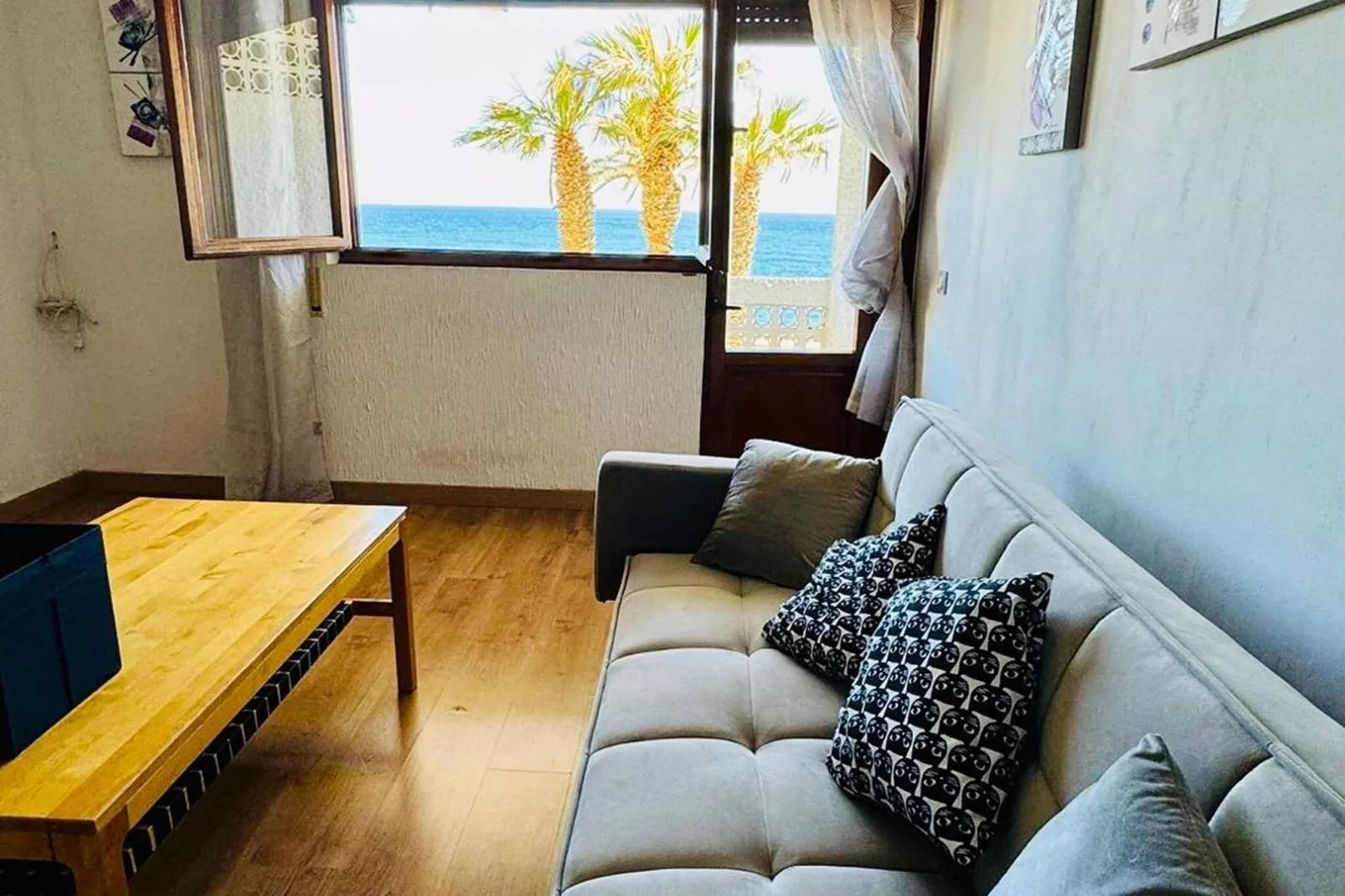 Apartamento Reina Sofía Primera linea de playa-Woonkamer