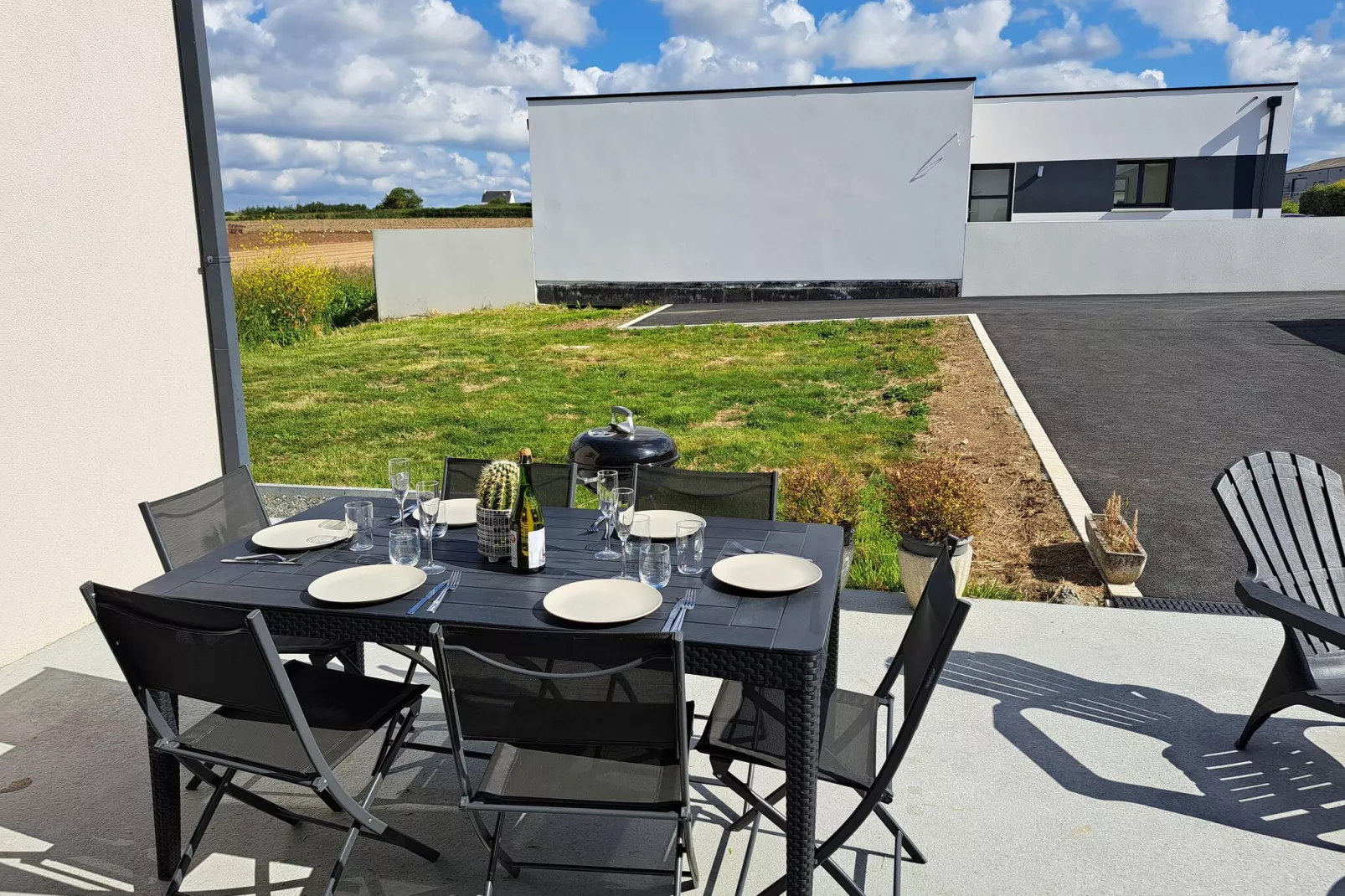 Ebenerdiges Ferienhaus Cleder-Terrasbalkon