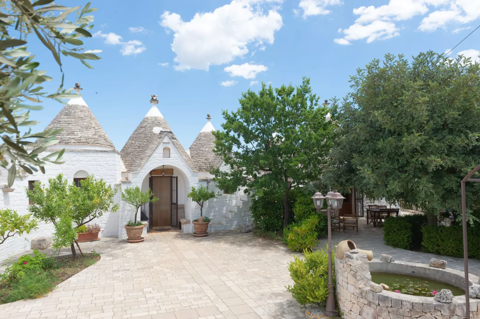 Trulli Azzalema Cisternino