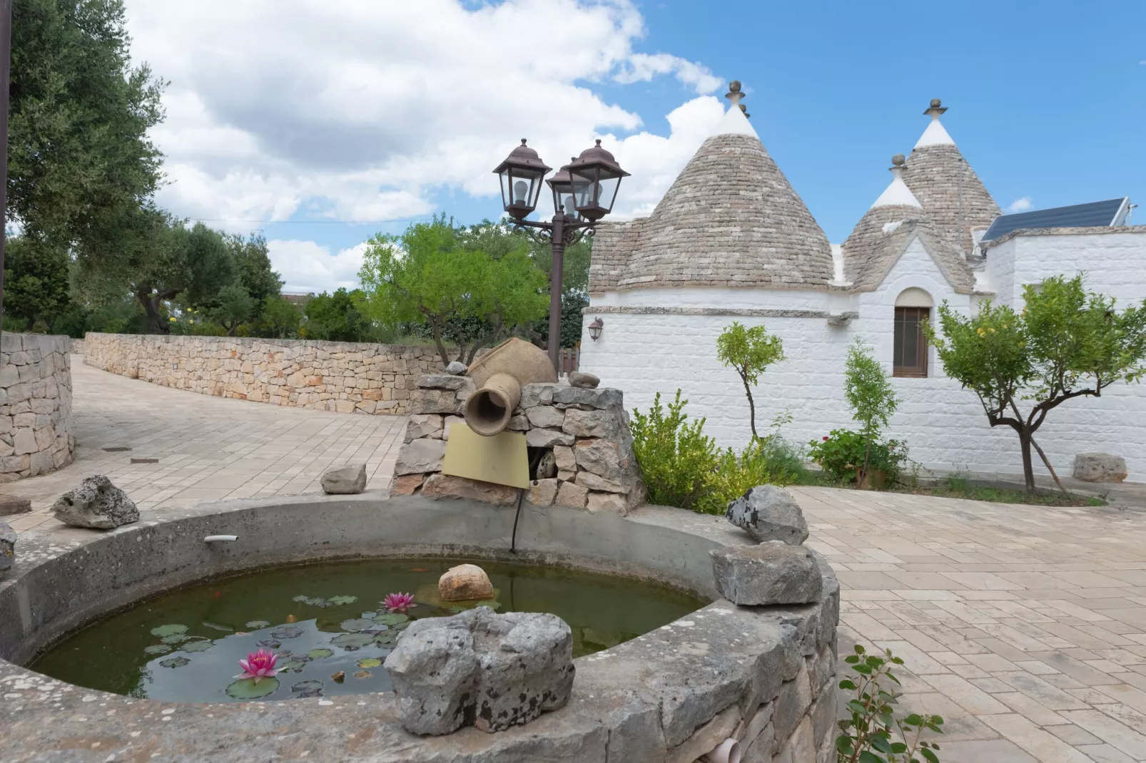 Trulli Azzalema Cisternino-Buitenkant zomer