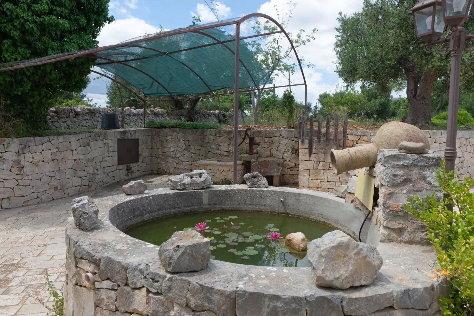 Trulli Azzalema Cisternino-Tuinen zomer