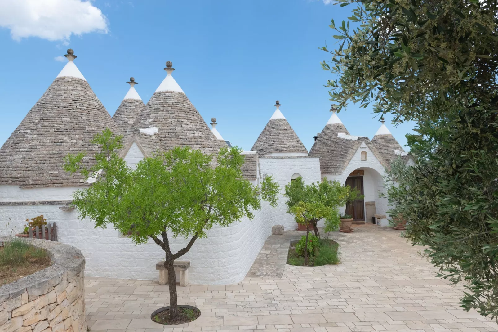 Trulli Azzalema Cisternino-Buitenkant zomer