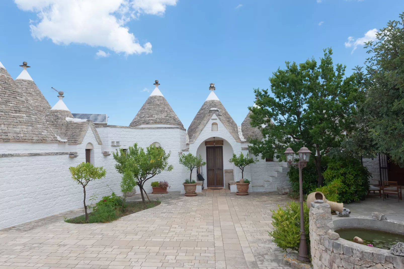 Trulli Azzalema Cisternino-Buitenkant zomer