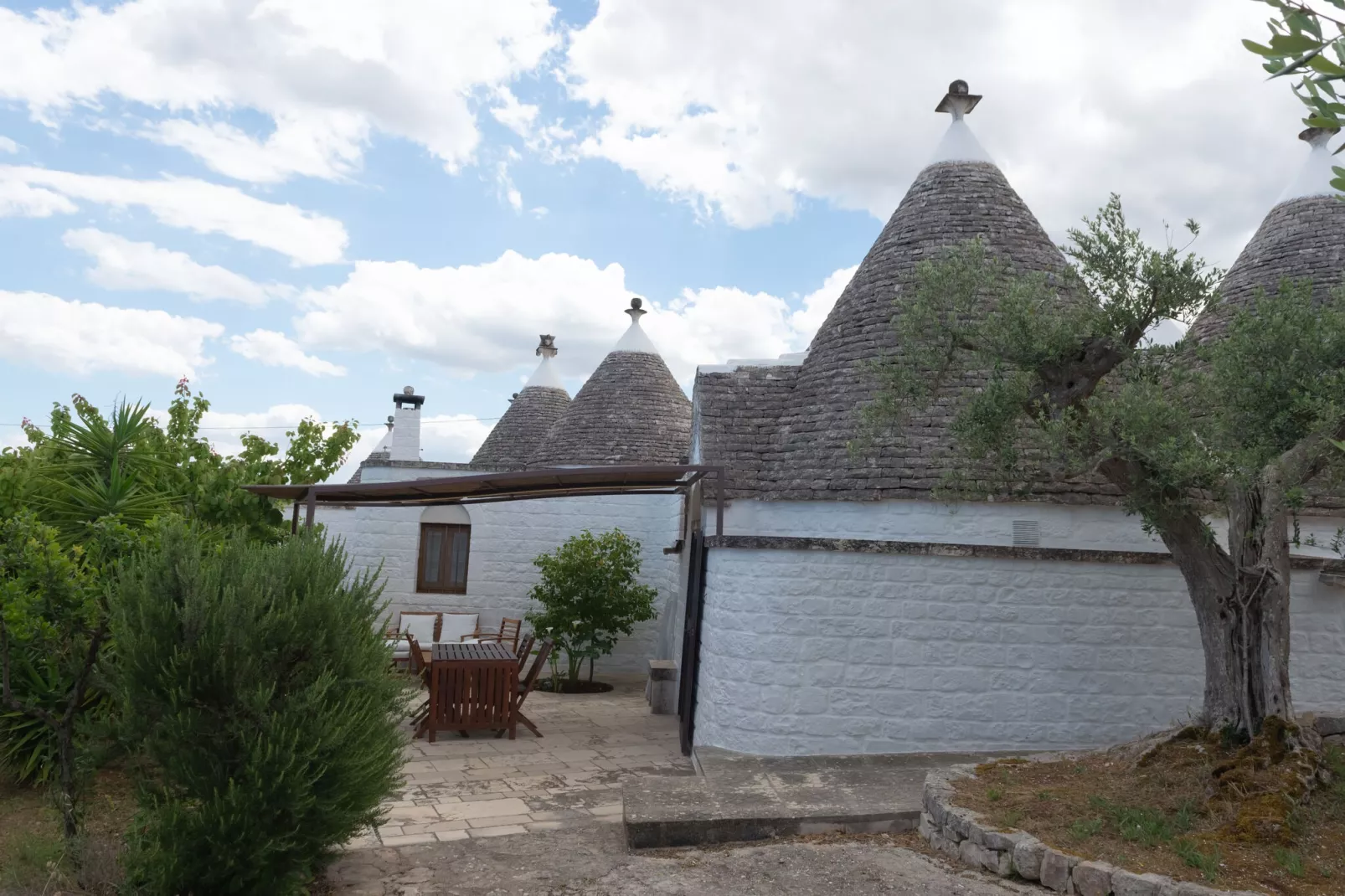 Trulli Azzalema Cisternino-Tuinen zomer