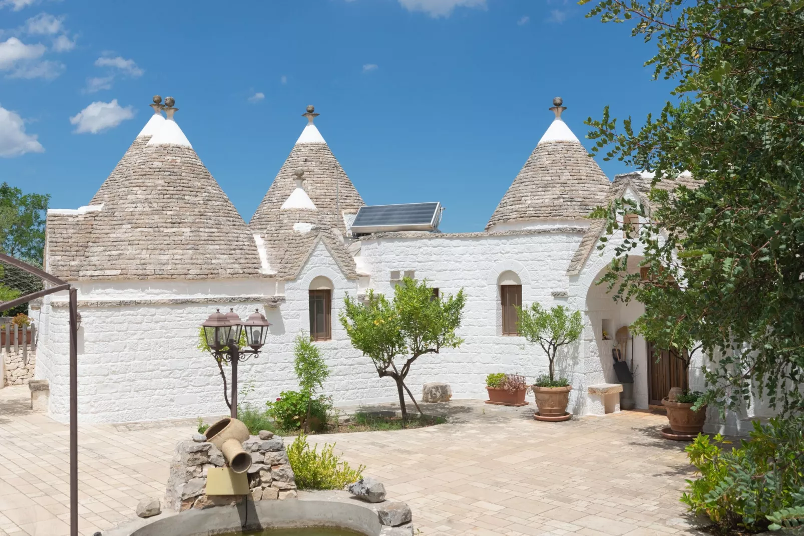 Trulli Azzalema Cisternino-Buitenkant zomer