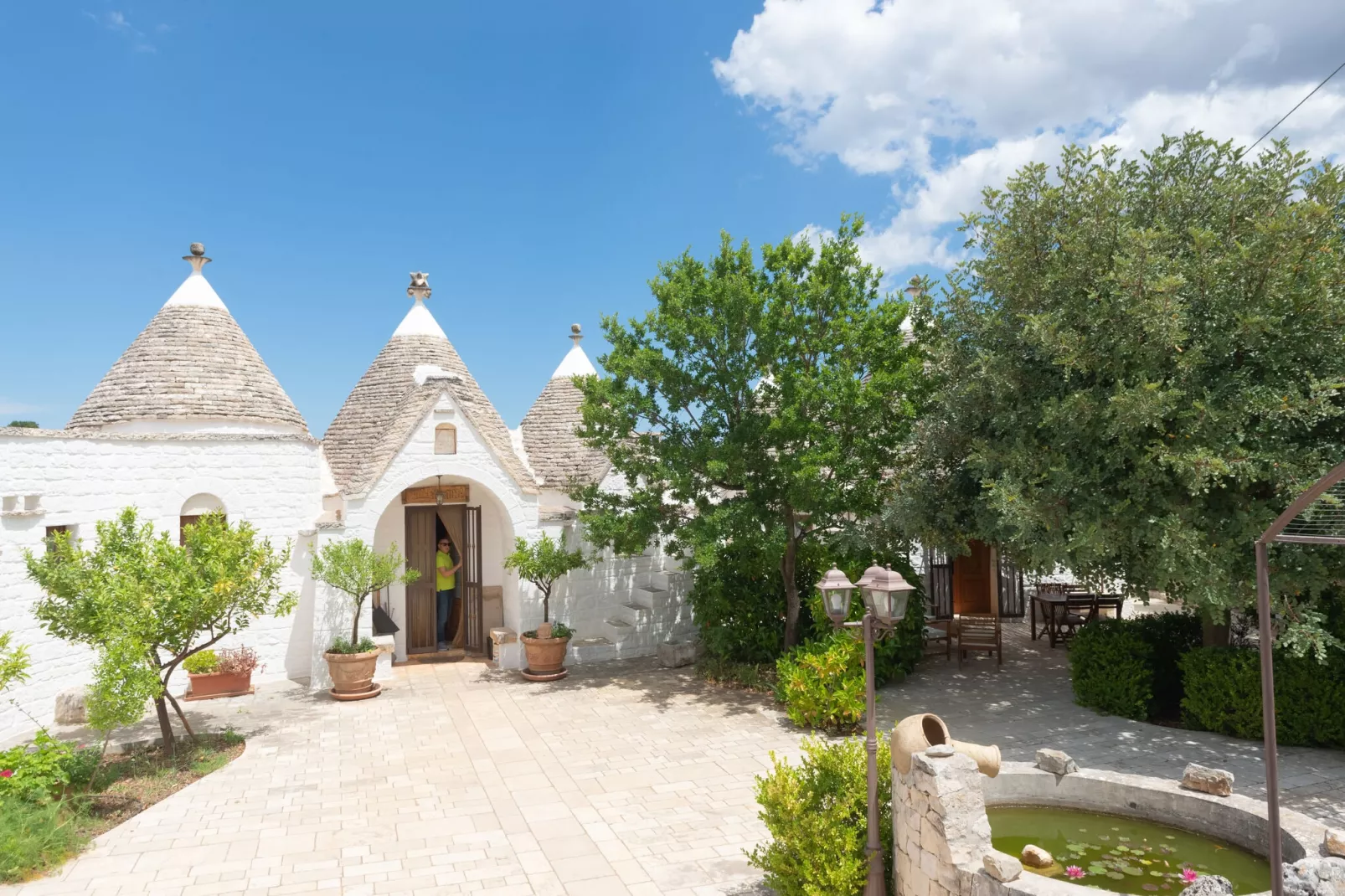 Trulli Azzalema Cisternino-Buitenkant zomer