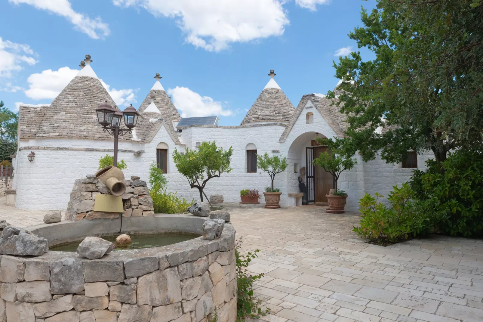 Trulli Azzalema Cisternino-Buitenkant zomer