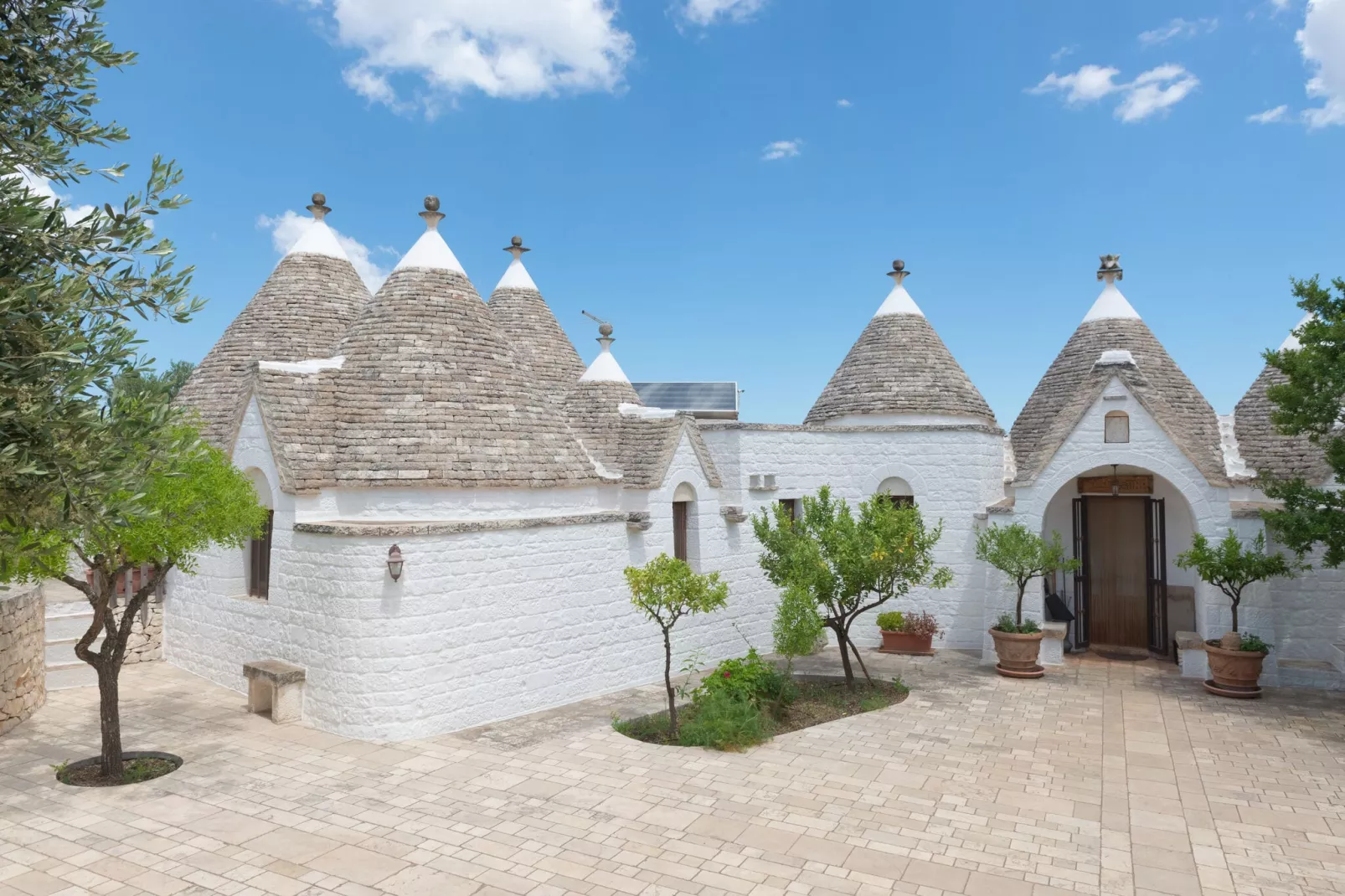 Trulli Azzalema Cisternino-Buitenkant zomer