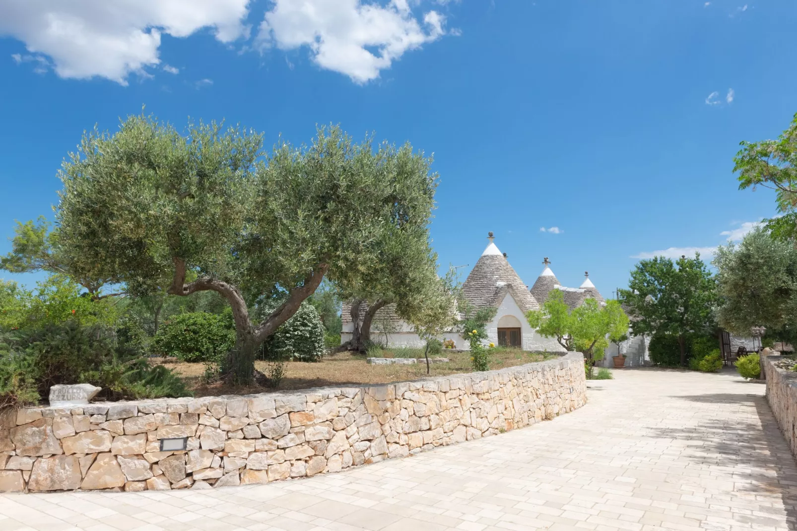 Trulli Azzalema Cisternino-Tuinen zomer