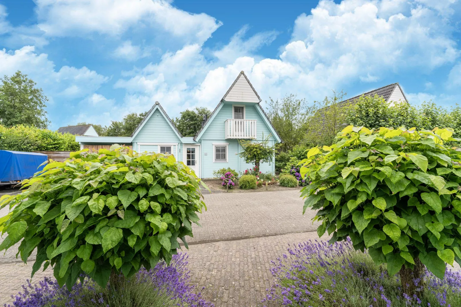 Casa Azul Finse stijl vakantiewoning 6pax aan het Zuidlaardermeer-Tuinen zomer