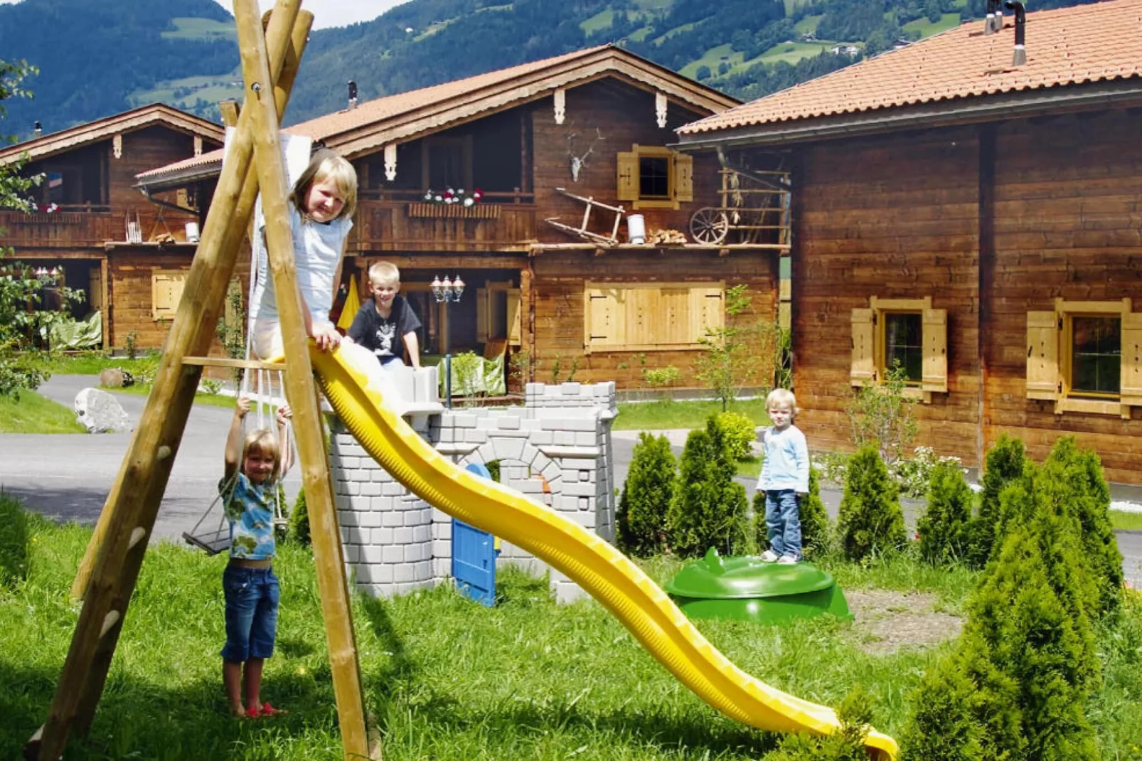 Chalets Almdorf Zillertal Fügen-Haus 4 Personen-Tuinen zomer