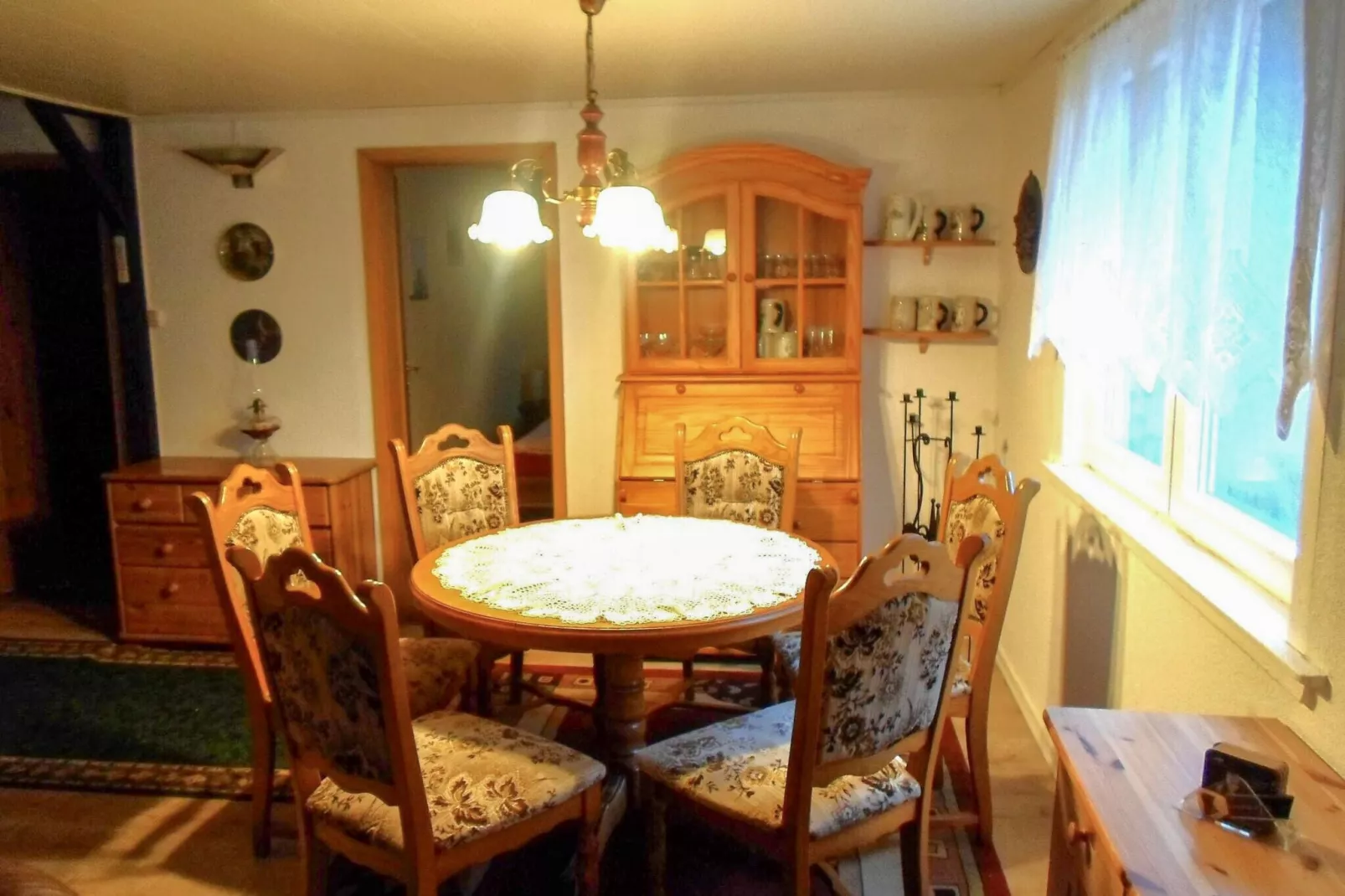 Schöne Hütte im Waldstück in Königsee-Querbachhütte-Woonkamer