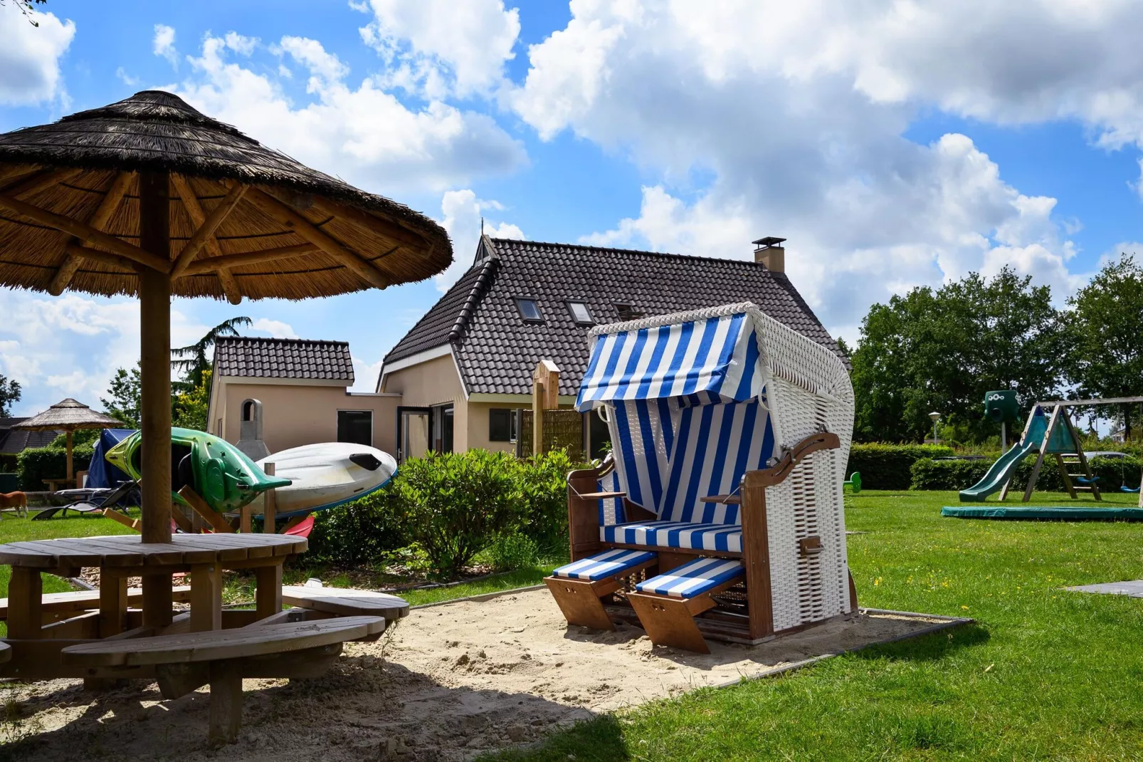 12 pers Lethehuis met sauna buitenspa en toerboot-Tuinen zomer