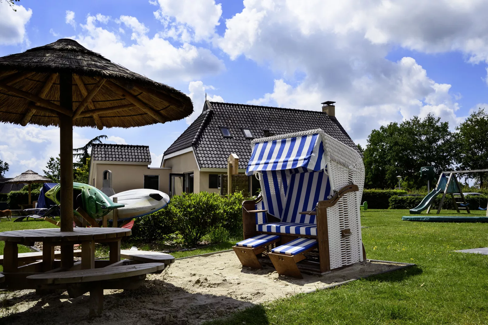 10 pers Lieskehuis Wellness de luxe met sauna buitenspa en toerboot-Terrasbalkon