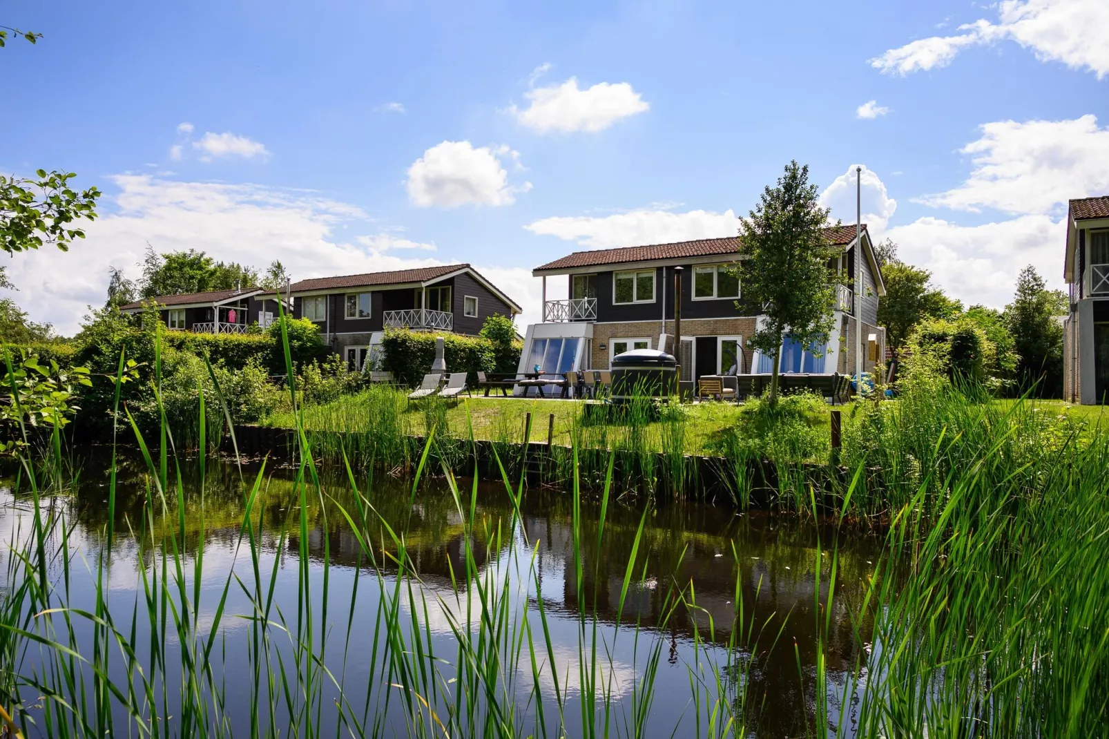 18 pers Ellersinghuis wellness met houtgestookte hottub-Buitenkant zomer