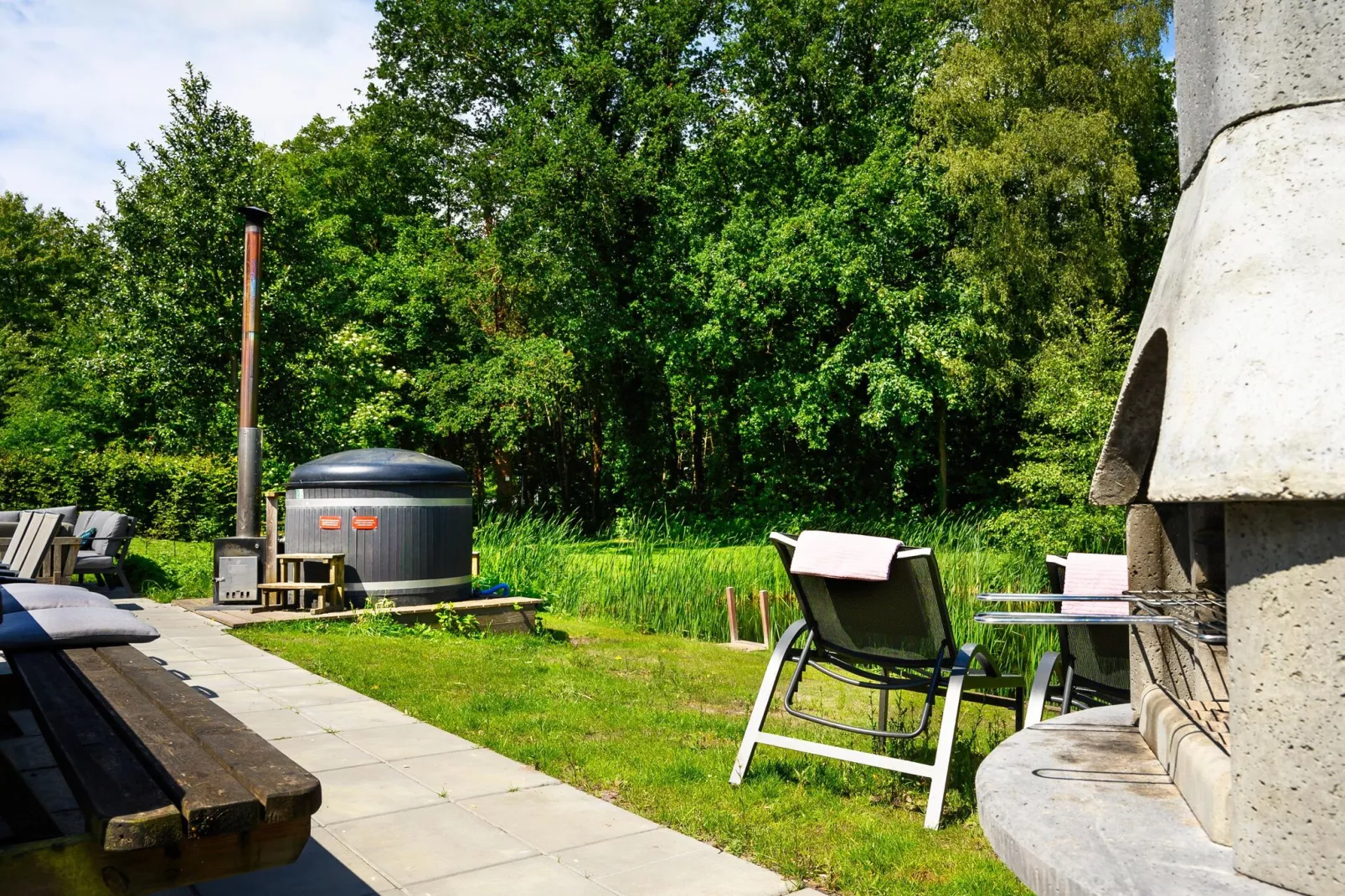 18 pers Ellersinghuis wellness met houtgestookte hottub-Tuinen zomer