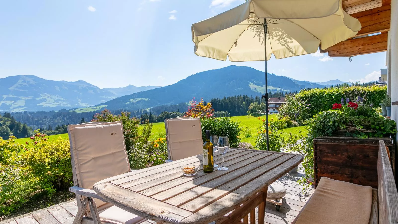 Blick ins Brixental-Terrasbalkon