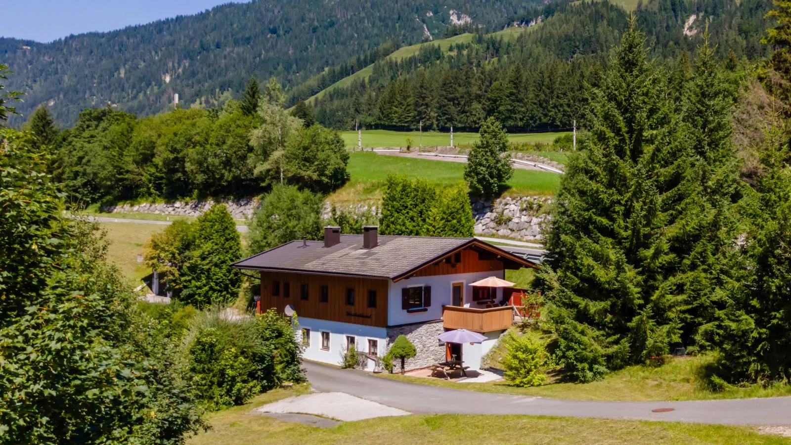 Haus Weissbach-Buitenkant zomer