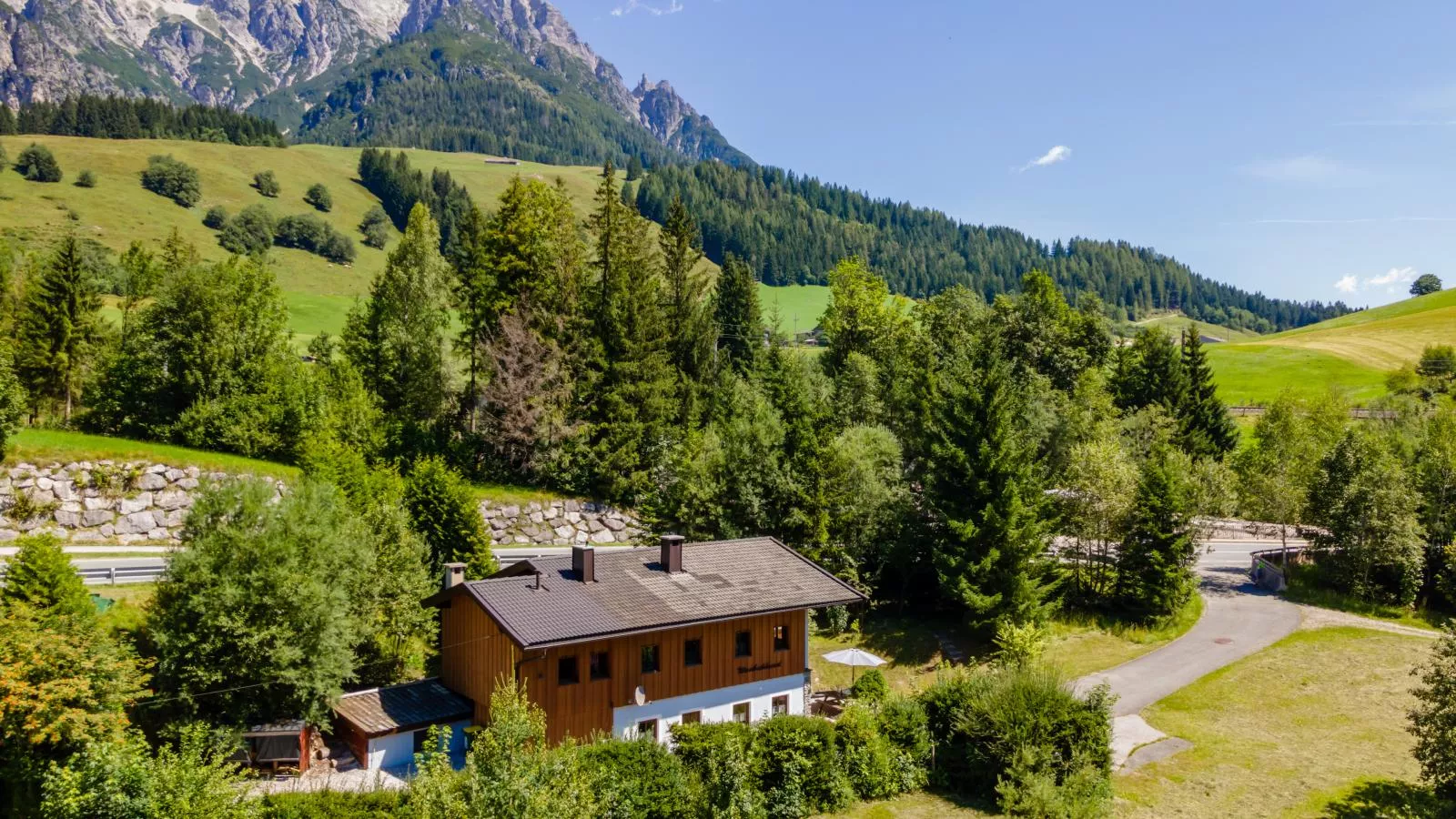 Haus Weissbach-Buitenkant zomer