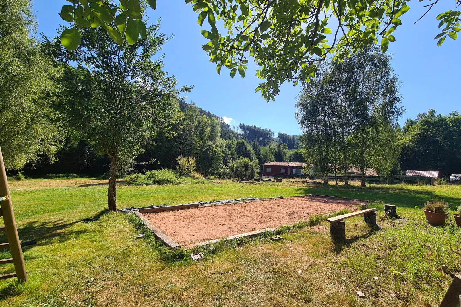 Ferienhaus mit eigener Bar am Bach in Saint Quirin-Tuinen zomer