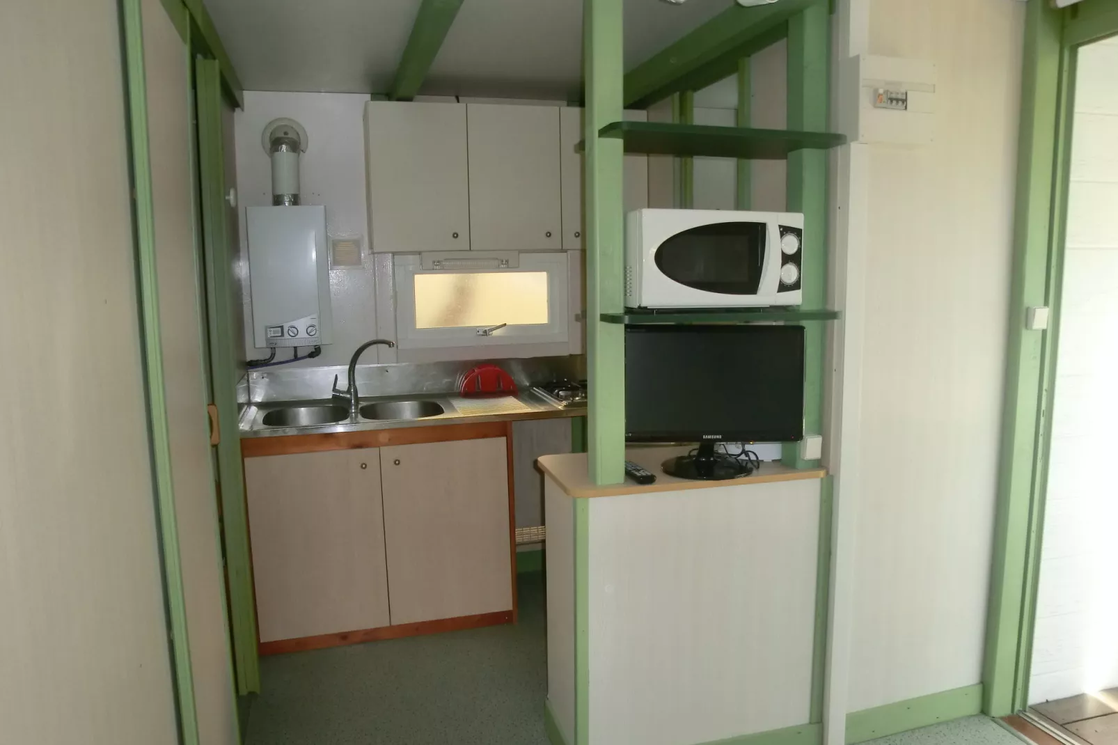 Camping Cambrils Playa 1 BUNGALOW OASIS-Keuken