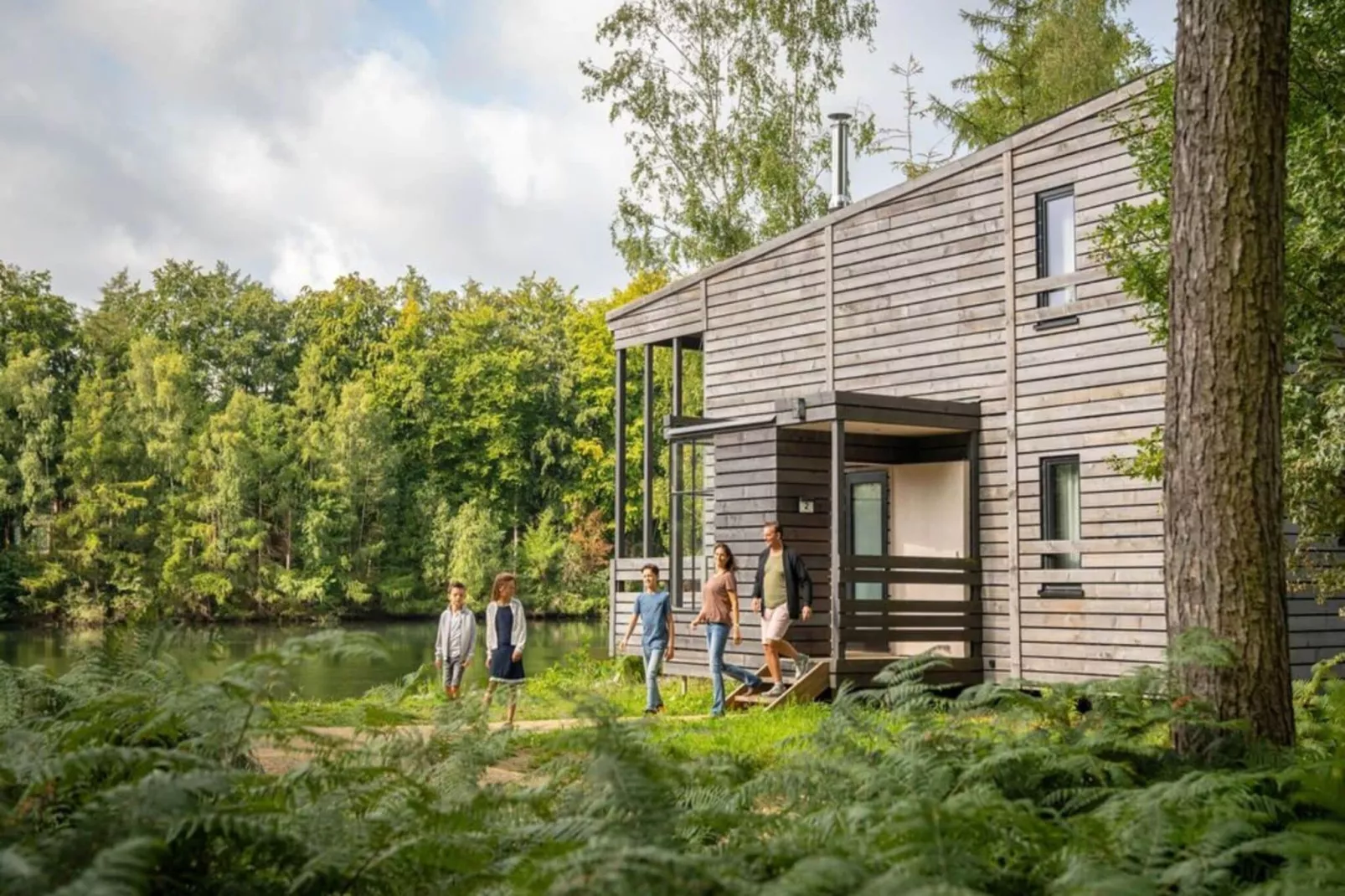 The Large Lake House by YourNature-Buitenkant zomer