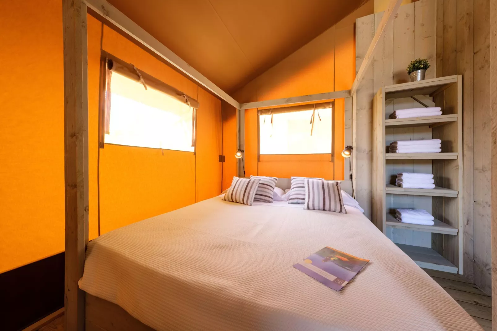 CAMPING ESTIVAL VENDRELL PLATJA TENT GRAND SAFARI GLAMPING-Slaapkamer