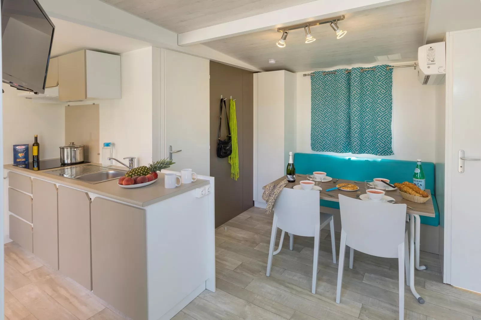 CAMPING INTERPALS- Bungalow Sa Riera-Woonkamer