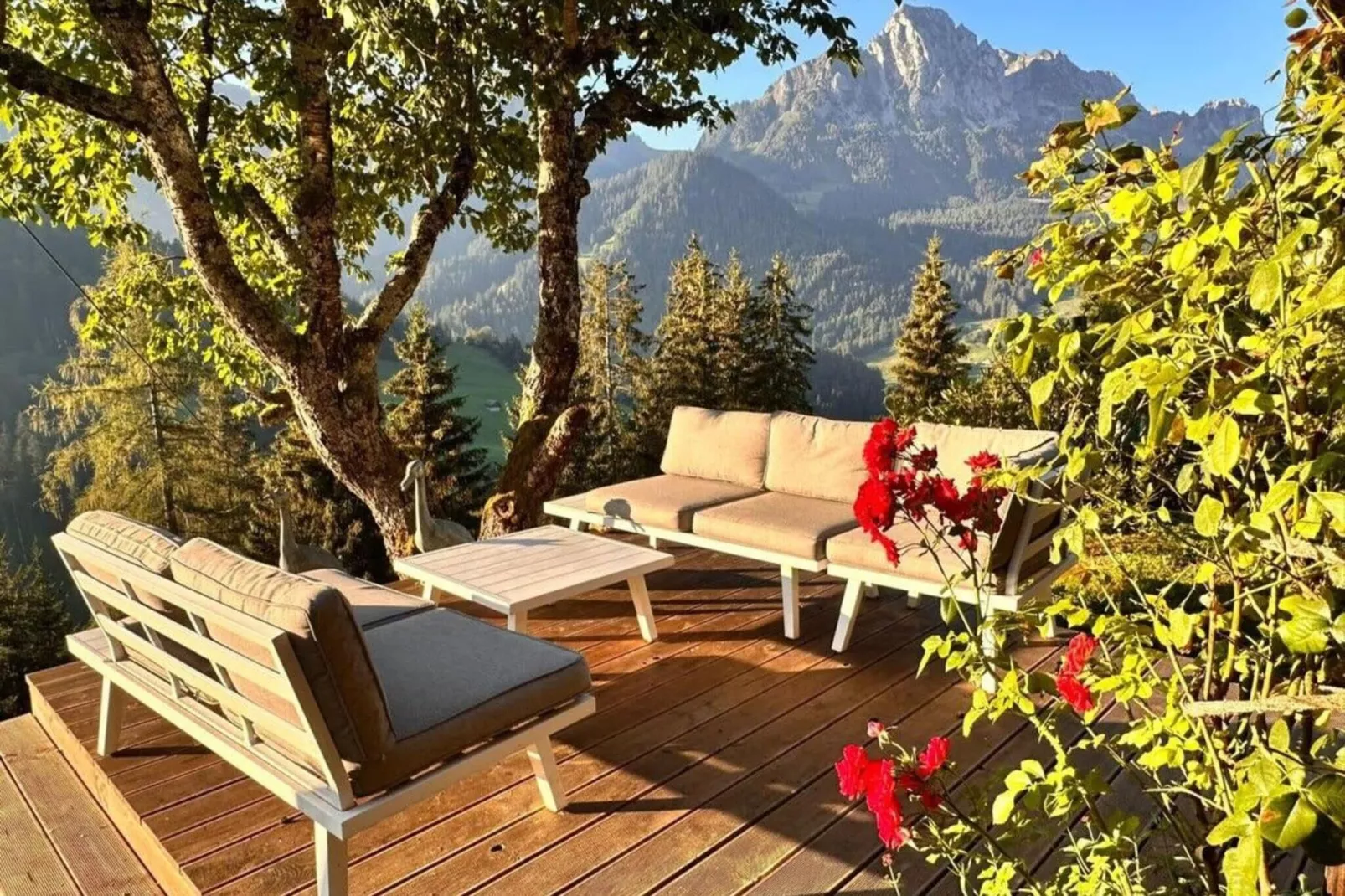 Gstaad Paradise View Chalet with Outdoor Jacuzzi-Terrasbalkon