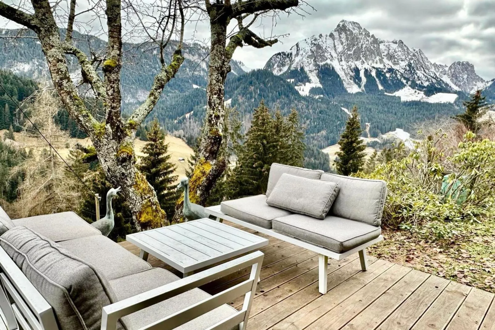 Gstaad Paradise View Chalet with Outdoor Jacuzzi-Terrasbalkon