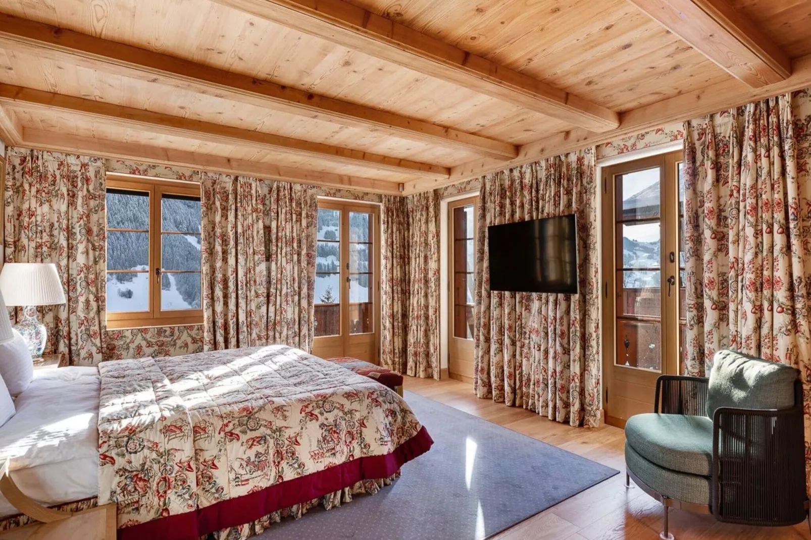 Beautiful Alpine Luxury Flat in Rougemont-Slaapkamer